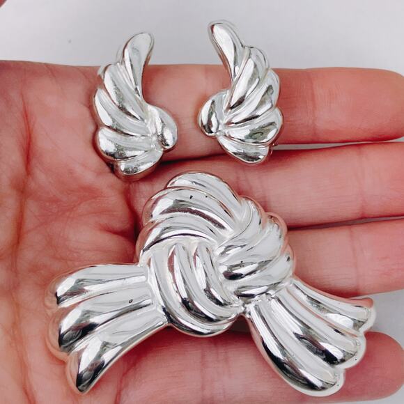 Vintage Lisner Silver Tone Knot Ribbon Brooch Earring Set, MCM 1960's Jewelry - Picture 9 of 10